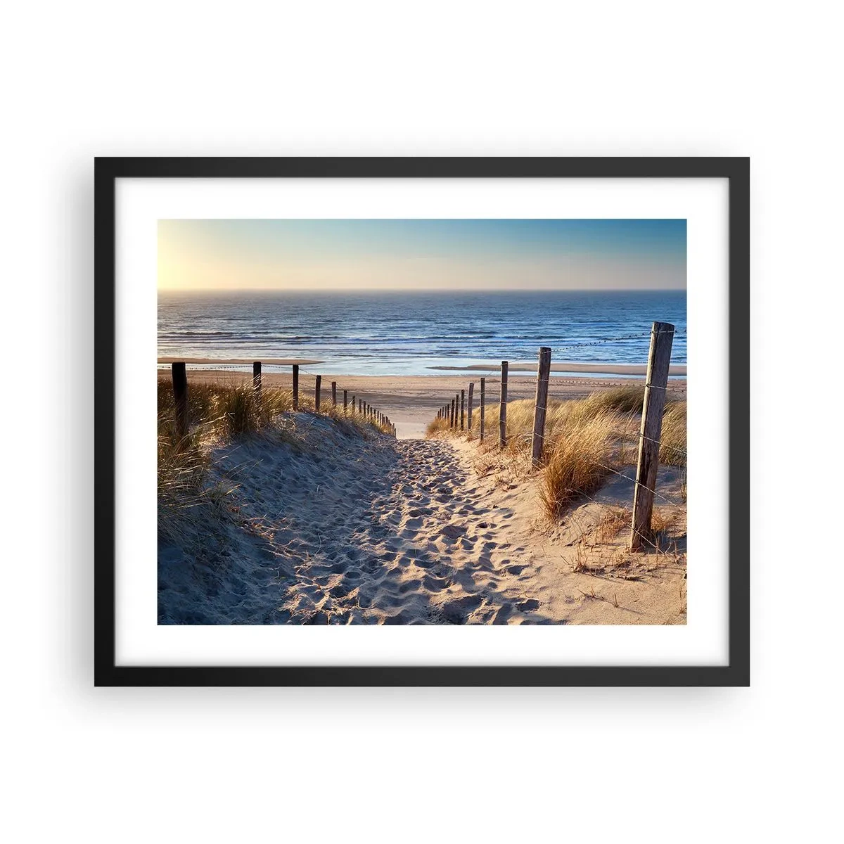 Poster in einem schwarzem Rahmen - Das Rauschen des Meeres, der Gesang der Vögel, ein wilder Strand im Gras ... - 50x40 cm