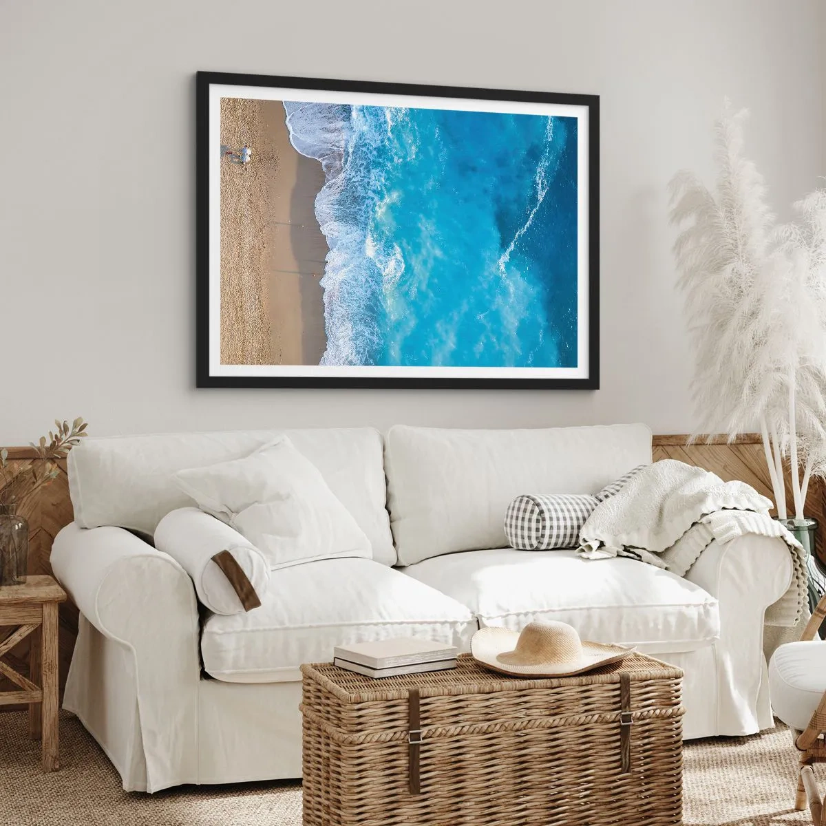 Poster in einem schwarzem Rahmen - Eine Vogelperspektive auf den Strand und die Meereswellen - 70x50cm - Die Kraft des Blaus - Moderne Wanddekoration für Wohnzimmer und Schlafzimmer ARTTOR