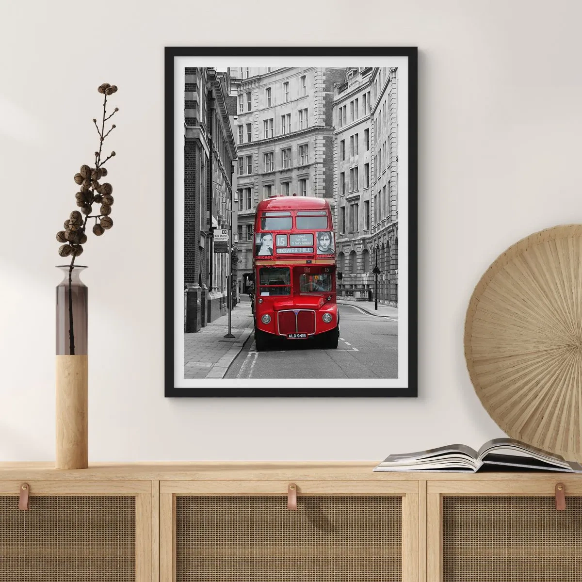 Poster in einem schwarzem Rahmen - Ein roter Bus auf einer schwarz-weißen Londoner Straße - 50x70cm - Der Alltag muss nicht grau sein - Moderne Wanddekoration für Wohnzimmer und Schlafzimmer ARTTOR