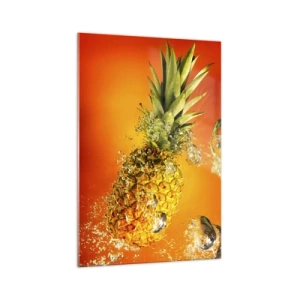 Glasbild - Bild auf glas - Eine in Wasser getauchte Ananas vor einem orangefarbenen Hintergrund mit Farbverlauf. - 70x100cm - Tropisch saftige Frische - Moderne Wanddekoration für Wohnzimmer und Schlafzimmer ARTTOR