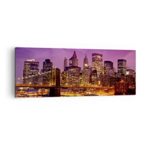 Bild auf Leinwand - Leinwandbild - Panorama der Stadt mit der Brücke im Abendlicht vor dem violetten Himmel - 140x50cm - Violett-goldenes Manhathann - Moderne Wanddekoration für Wohnzimmer und Schlafzimmer ARTTOR