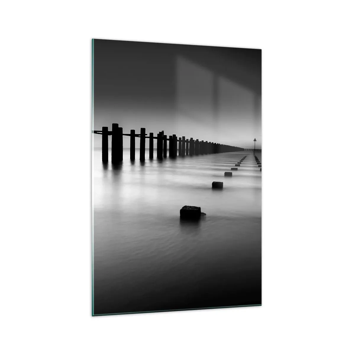 Glasbild - Bild auf glas - Im Wasser versunkene Holzpfähle und Betonblöcke in Schwarz-Weiß-Tönen - 70x100cm - Graue Distanz im Nebel - Moderne Wanddekoration für Wohnzimmer und Schlafzimmer ARTTOR