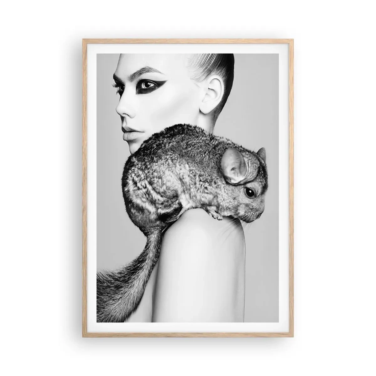 Poster in einem Rahmen aus heller Eiche - Dame mit einem Chinchilla - 70x100 cm