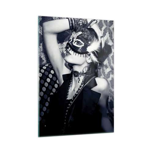 Glasbild - Bild auf glas - Eine maskierte Figur vor einer gemusterten Wand in Schwarz-Weiß-Tönen - 50x70cm - Dekorationen, Ornamente, Muster ... - Moderne Wanddekoration für Wohnzimmer und Schlafzimmer ARTTOR