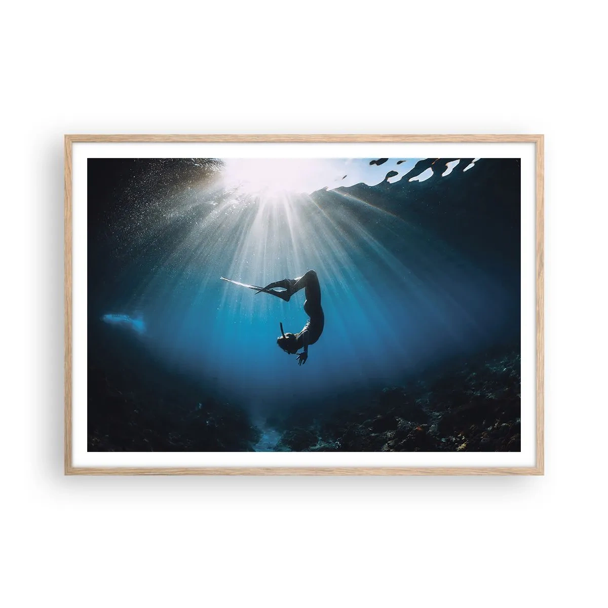 Poster in einem Rahmen aus heller Eiche - Tanz unter Wasser - 100x70 cm