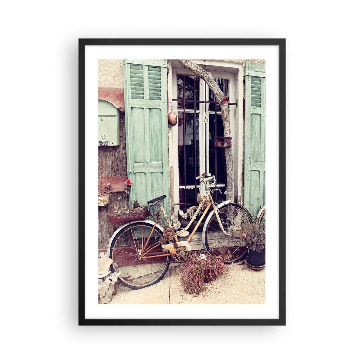 Poster in einem schwarzem Rahmen - Ein altes Fahrrad vor grünen Holzfensterläden - 50x70cm - Es lebe die Provinz - Moderne Wanddekoration für Wohnzimmer und Schlafzimmer ARTTOR