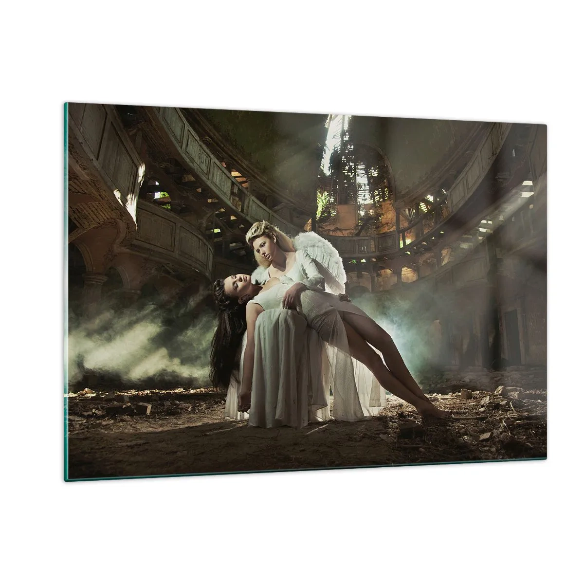Glasbild - Bild auf glas - Eine Engelsfigur hält eine Frau in den Ruinen eines Gebäudes - 120x80cm - Der Geist des alten Theaters - Moderne Wanddekoration für Wohnzimmer und Schlafzimmer ARTTOR