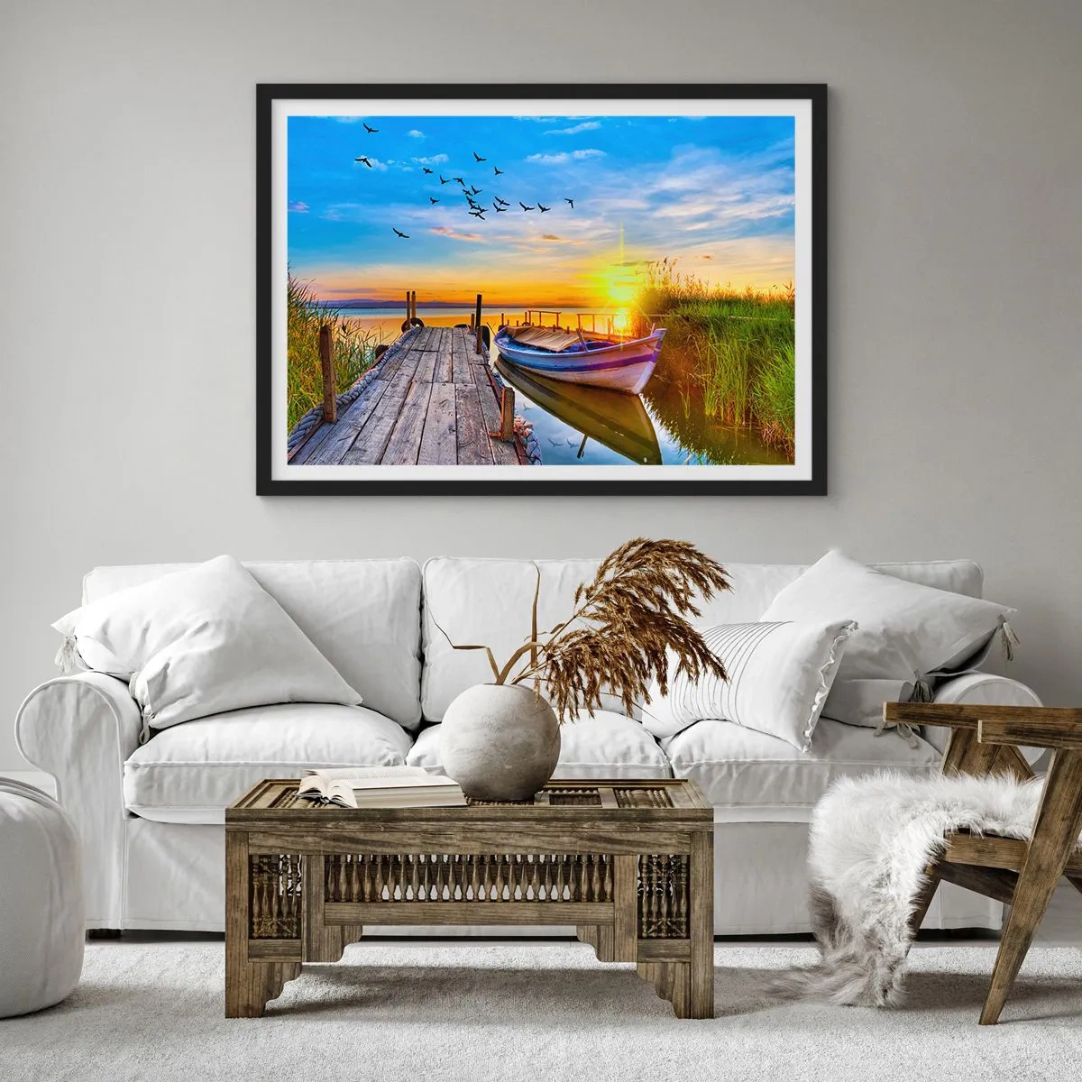 Poster in einem schwarzem Rahmen - Ein Boot an einem Holzsteg bei Sonnenuntergang - 70x50cm - Bis morgen - Moderne Wanddekoration für Wohnzimmer und Schlafzimmer ARTTOR