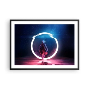 Poster in einem schwarzem Rahmen - Eine Figur in einer futuristischen Umgebung mit einem Neonkreis - 70x50cm - Zwischen den Welten - Moderne Wanddekoration für Wohnzimmer und Schlafzimmer ARTTOR