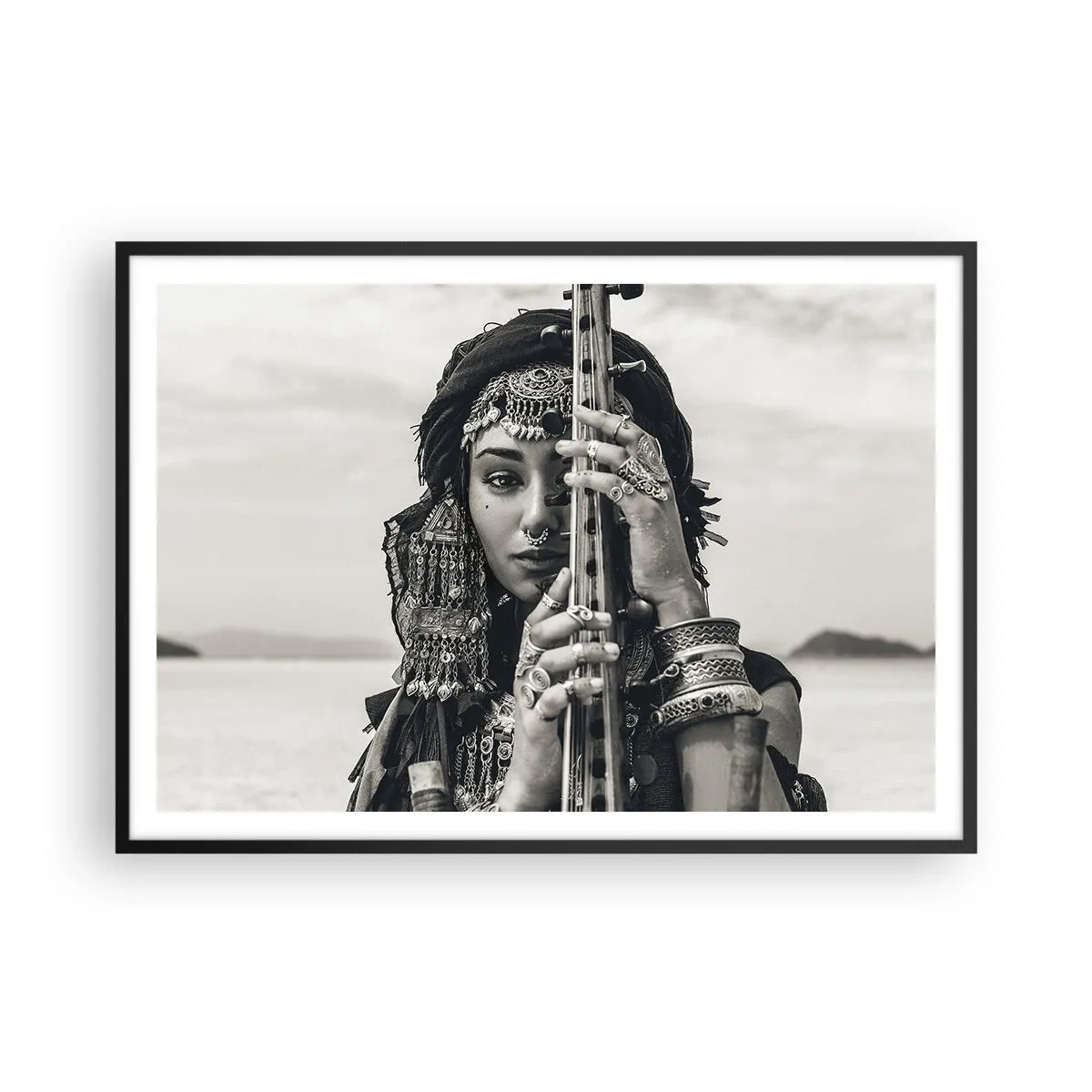Poster in einem schwarzem Rahmen - Porträt einer Frau mit ethnischem Schmuck, die ein Instrument in der Hand hält - 100x70cm - Die Musik des Orients selbst - Moderne Wanddekoration für Wohnzimmer und Schlafzimmer ARTTOR