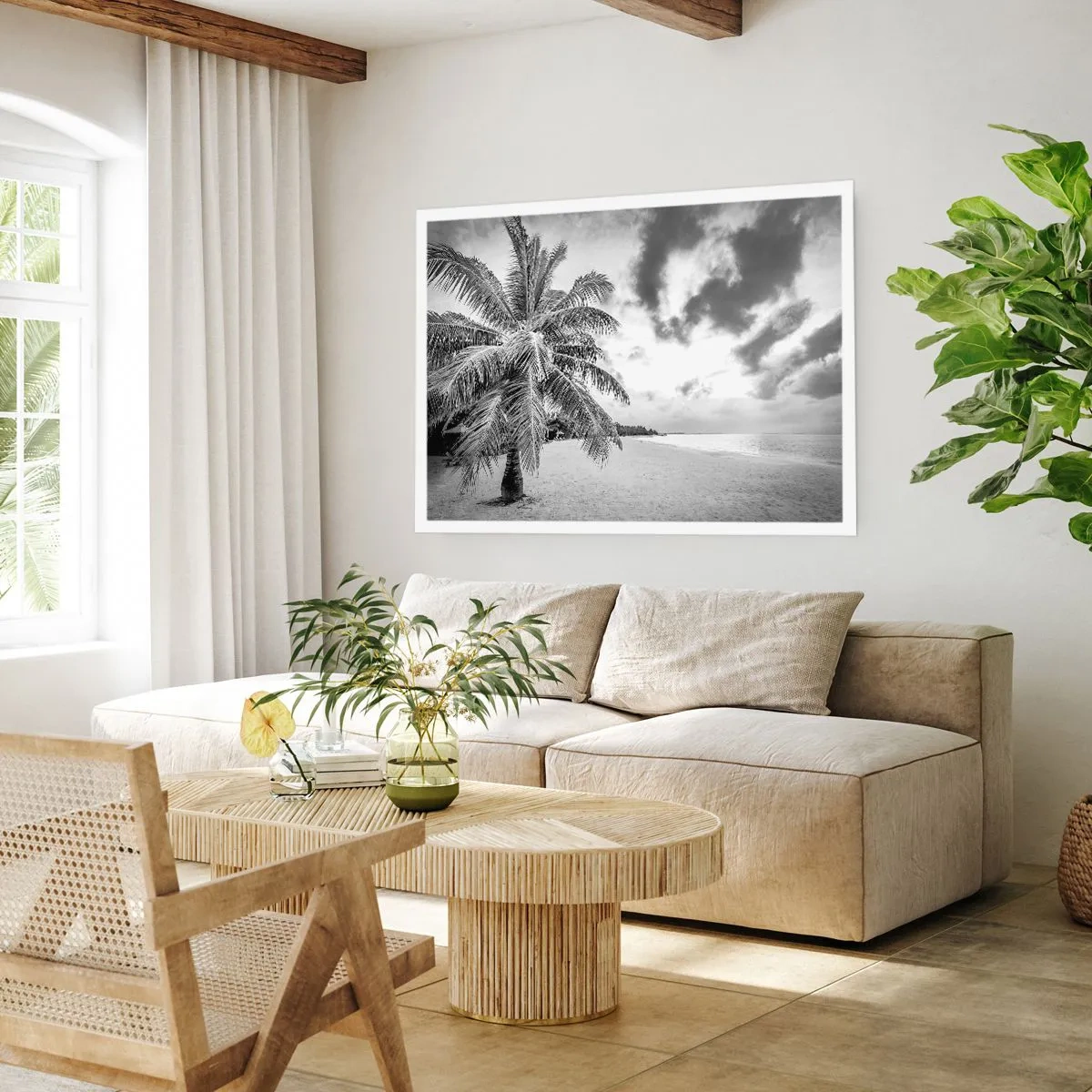Poster - Schwarz-weiße Palme an einem leeren Strand mit Wolken - 100x70cm - Wenn du dich nach Einsamkeit sehnst ... - Moderne Wanddekoration für Wohnzimmer und Schlafzimmer ARTTOR