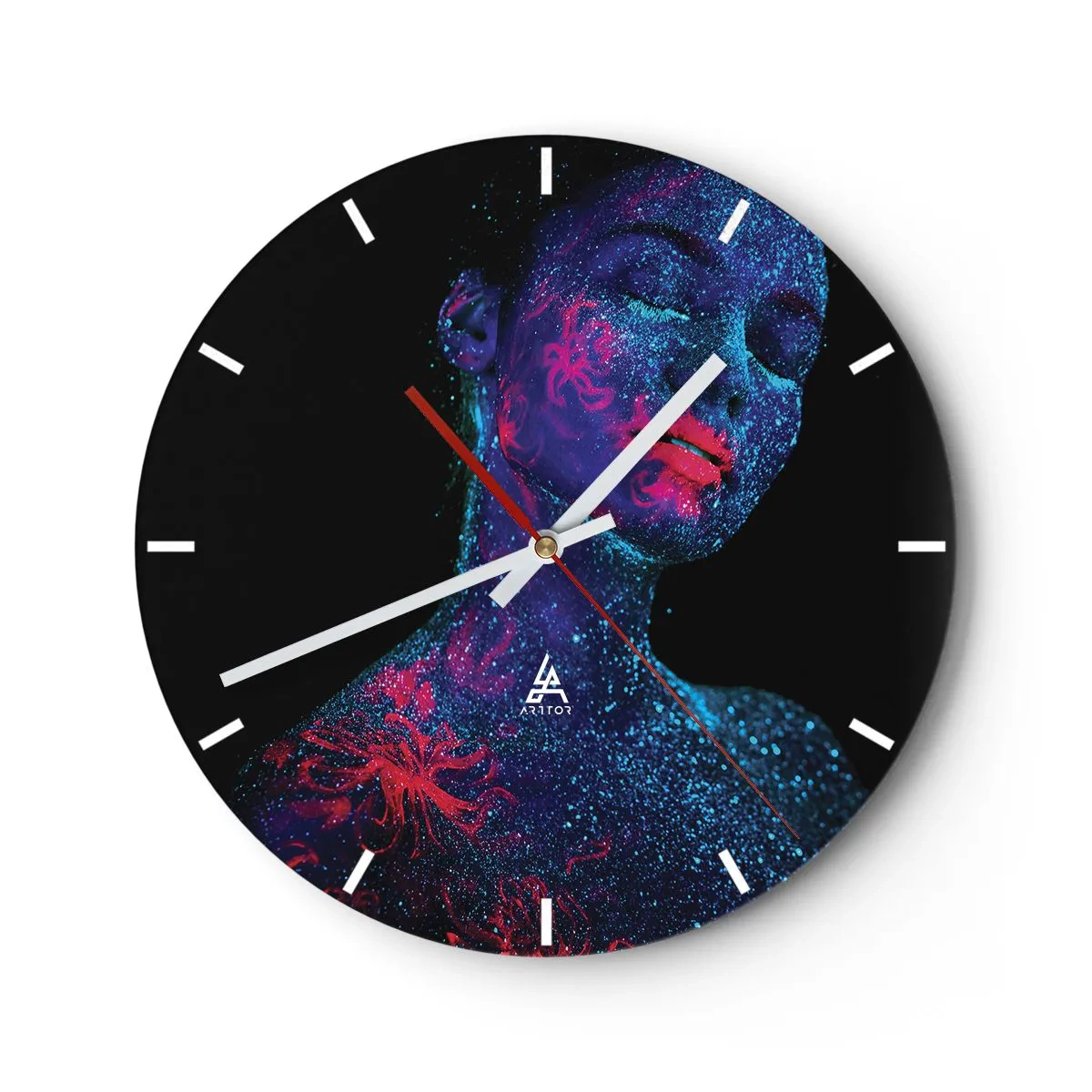 Wanduhr - Glasuhr - Porträt einer Frau mit fluoreszierender Gesichtsbemalung - 30x30cm - Im Sternenstaub - Moderne Wanddekoration für Wohnzimmer, Küche und Schlafzimmer ARTTOR