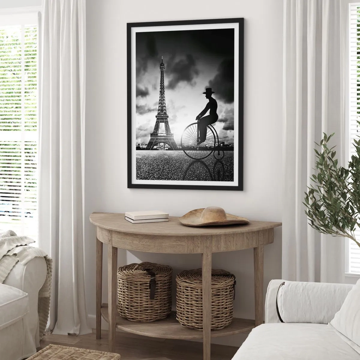 Poster in einem schwarzem Rahmen - Silhouette eines Radfahrers vor dem Hintergrund des Eiffelturms - 50x70cm - Sehnsucht nach Belle Epoque - Moderne Wanddekoration für Wohnzimmer und Schlafzimmer ARTTOR