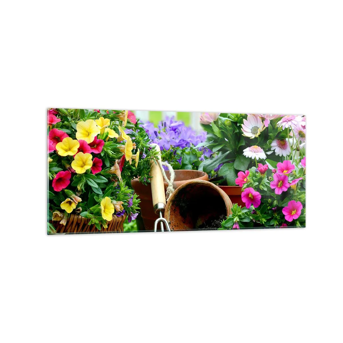 Glasbild - Bild auf glas - Bunte Blumen in Töpfen mit Gartengeräten auf dem Tisch - 120x50cm - Zosias Garten - Moderne Wanddekoration für Wohnzimmer und Schlafzimmer ARTTOR