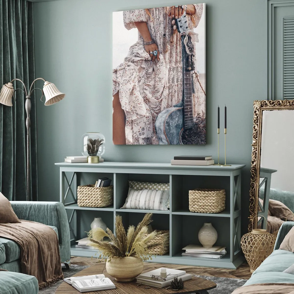 Bild auf Leinwand - Leinwandbild - Frau im Boho-Stil mit Gitarre am Strand - 50x70cm - Kinderblumen auf dem Weg - Moderne Wanddekoration für Wohnzimmer und Schlafzimmer ARTTOR