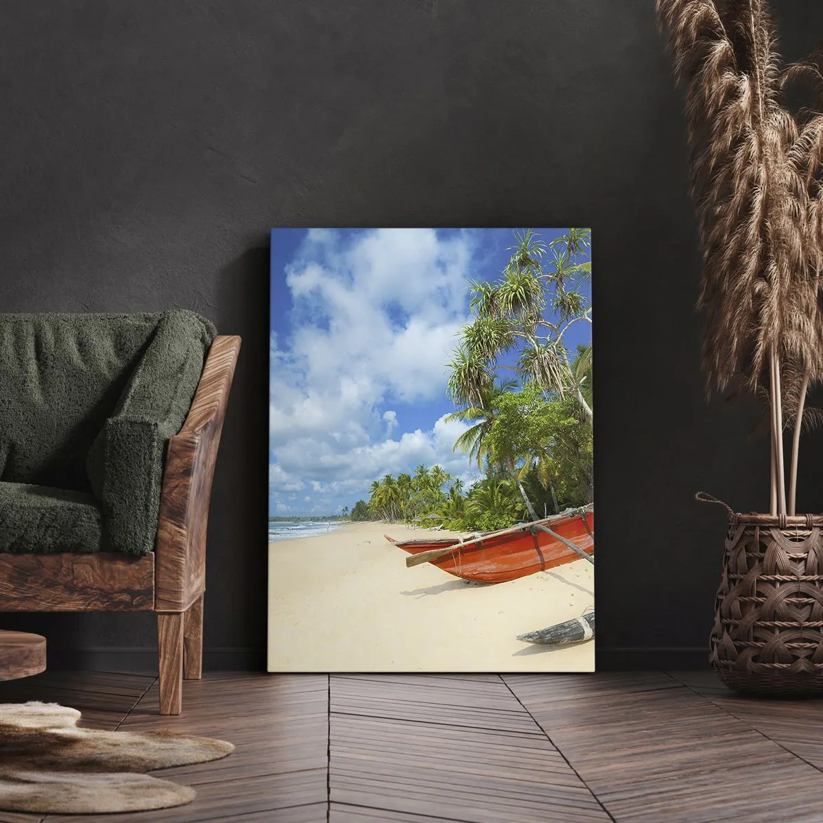 Bild auf Leinwand - Leinwandbild - Tropischer Strand mit Palmen und bunten Booten - 50x70cm - Der Charme der Tropen - Moderne Wanddekoration für Wohnzimmer und Schlafzimmer ARTTOR