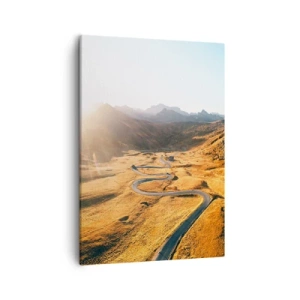 Bild auf Leinwand - Leinwandbild - Eine kurvenreiche Straße in den Bergen, beleuchtet von der untergehenden Sonne - 50x70cm - In einem goldenen Tal - Moderne Wanddekoration für Wohnzimmer und Schlafzimmer ARTTOR