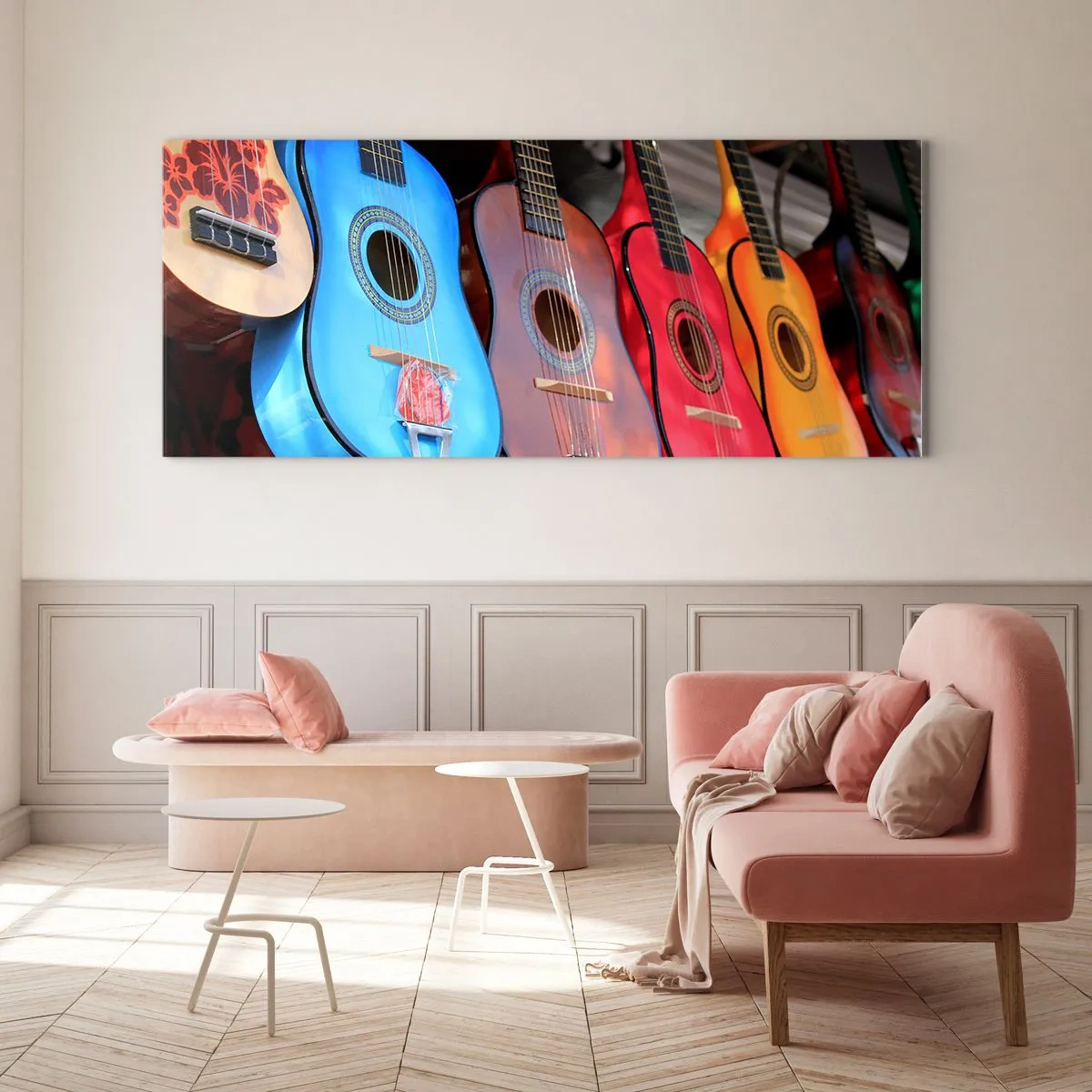 Glasbild - Bild auf glas - Bunte Akustikgitarren hängen in einer Reihe auf dem Display - 120x50cm - Lateinische Atmosphäre - Moderne Wanddekoration für Wohnzimmer und Schlafzimmer ARTTOR