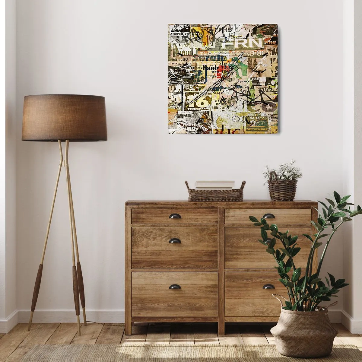 Wanduhr - Glasuhr - Eine Collage aus Zeitungs- und Plakatfragmenten im künstlerischen Stil. - 30x30cm - Ach, es passiert... - Moderne Wanddekoration für Wohnzimmer und Schlafzimmer ARTTOR