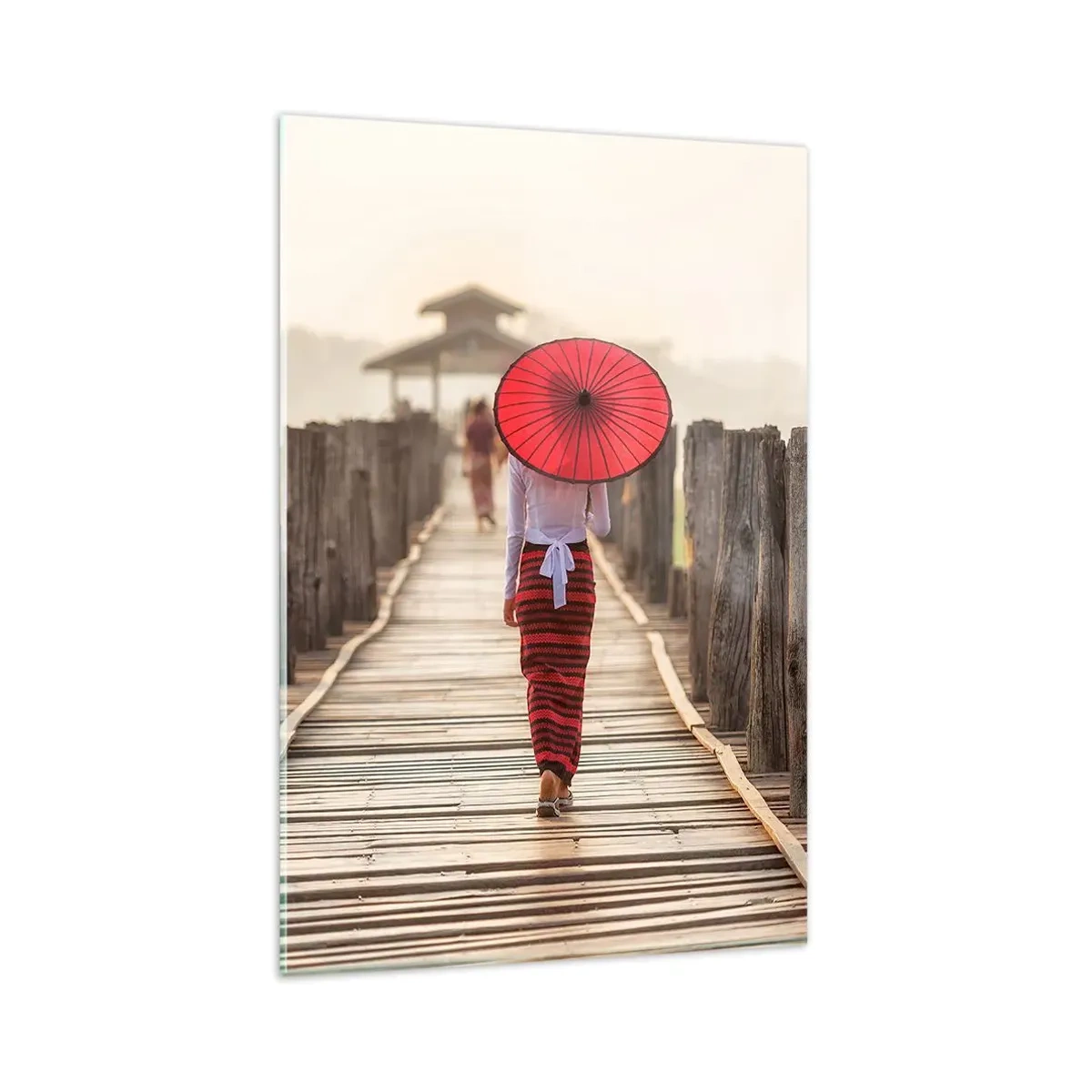 Glasbild - Bild auf glas - Eine Frau mit einem roten Regenschirm auf einer Holzbrücke - 80x120cm - Auf der alten Brücke - Moderne Wanddekoration für Wohnzimmer und Schlafzimmer ARTTOR