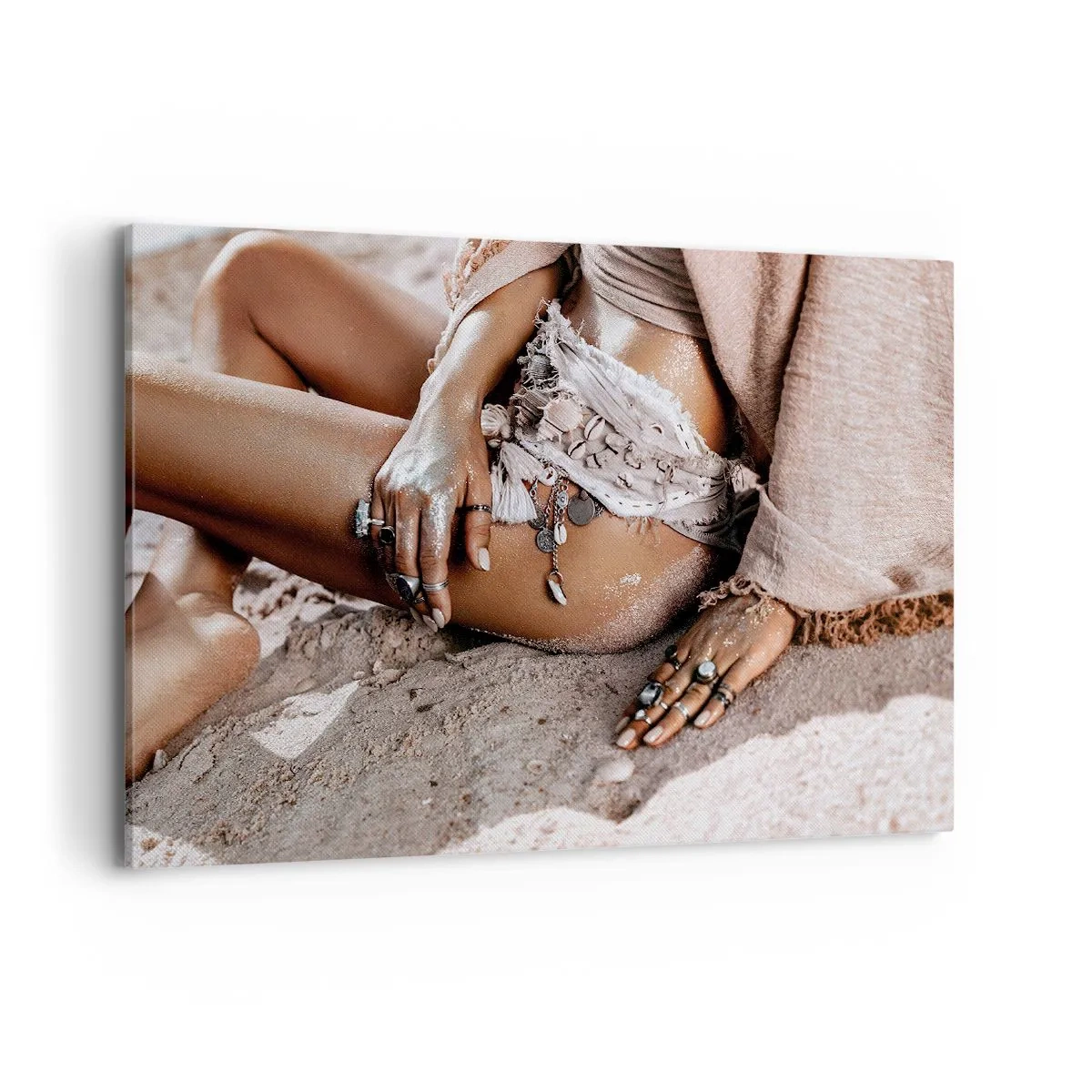 Bild auf Leinwand - Leinwandbild - Boho-Frau am Strand mit Schmuck - 100x70cm - Von den Wellen geworfen? - Moderne Wanddekoration für Wohnzimmer und Schlafzimmer ARTTOR