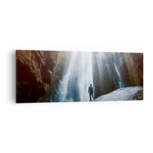 Bild auf Leinwand - Leinwandbild - Eine Figur vor der Kulisse eines majestätischen Wasserfalls in einer felsigen Schlucht - 140x50cm - Wiederherstellung der Proportionen - Moderne Wanddekoration für Wohnzimmer und Schlafzimmer ARTTOR