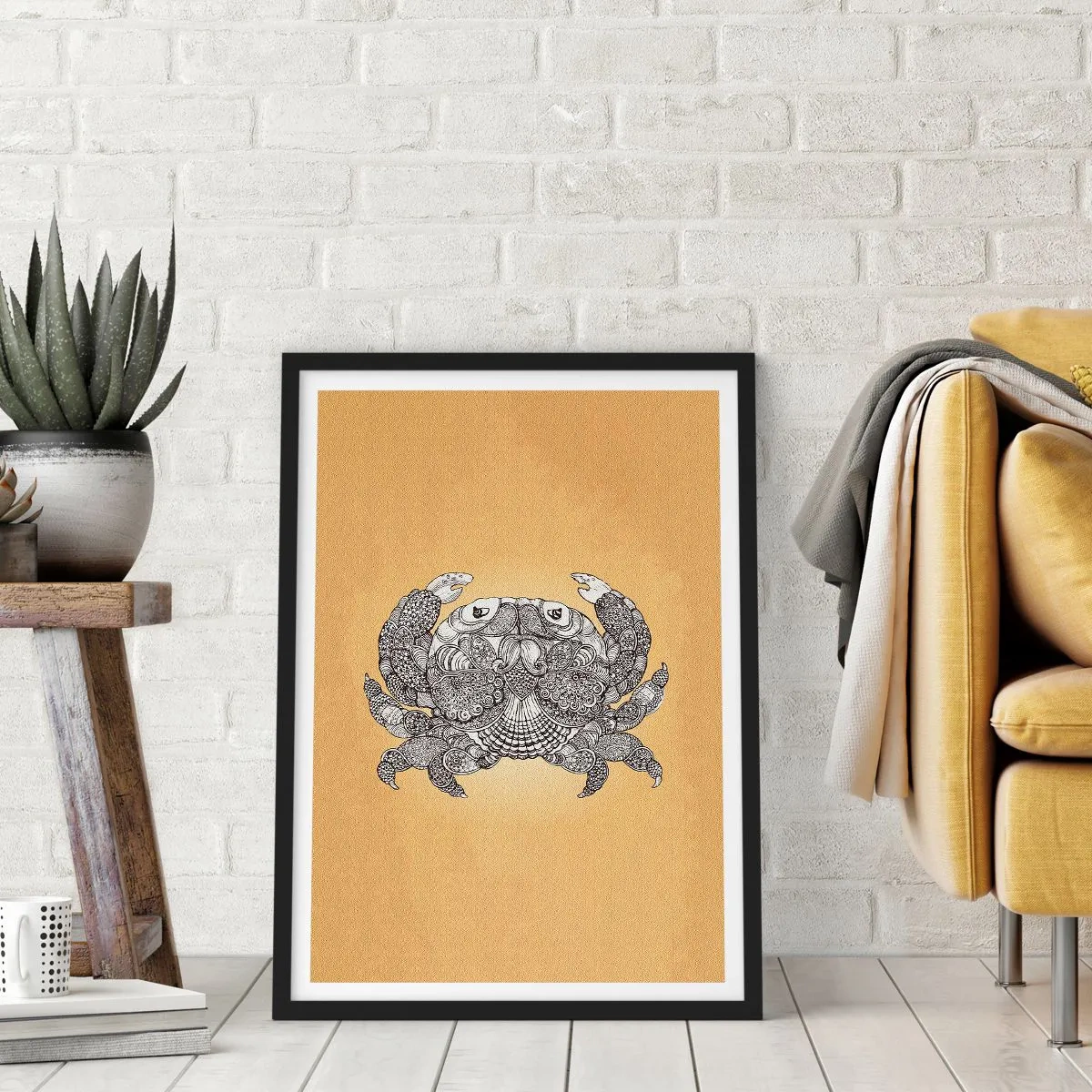 Poster in einem schwarzem Rahmen - Dekorative Illustration einer Krabbe mit zartem Muster auf goldenem Hintergrund - 50x70cm - Geschichten von Mr. Krabs - Moderne Wanddekoration für Wohnzimmer und Schlafzimmer ARTTOR