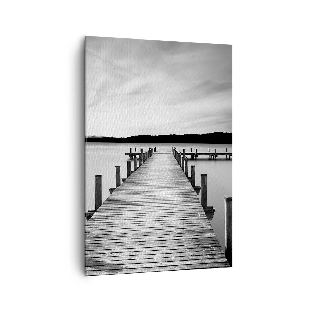 Bild auf Leinwand - Leinwandbild - Ein schwarz-weißer Steg an einem ruhigen See - 70x100cm - An der Wasserstelle - Ruhe - Moderne Wanddekoration für Wohnzimmer und Schlafzimmer ARTTOR
