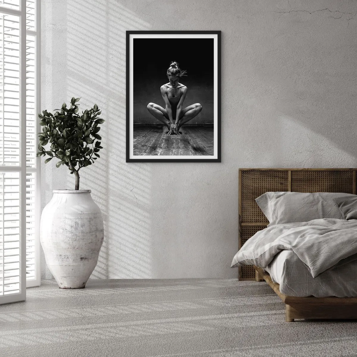 Poster in einem schwarzem Rahmen - Ein Schwarzweißfoto einer Ballerina in einer künstlerischen Pose. - 50x70cm - Konzentration der Tanzenergie - Moderne Wanddekoration für Wohnzimmer und Schlafzimmer ARTTOR