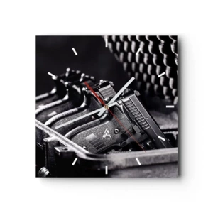Wanduhr - Glasuhr - Ein Schwarzweißbild eines Stapels Waffen in einem Koffer. - 30x30cm - Männersport - Moderne Wanddekoration für Wohnzimmer und Schlafzimmer ARTTOR