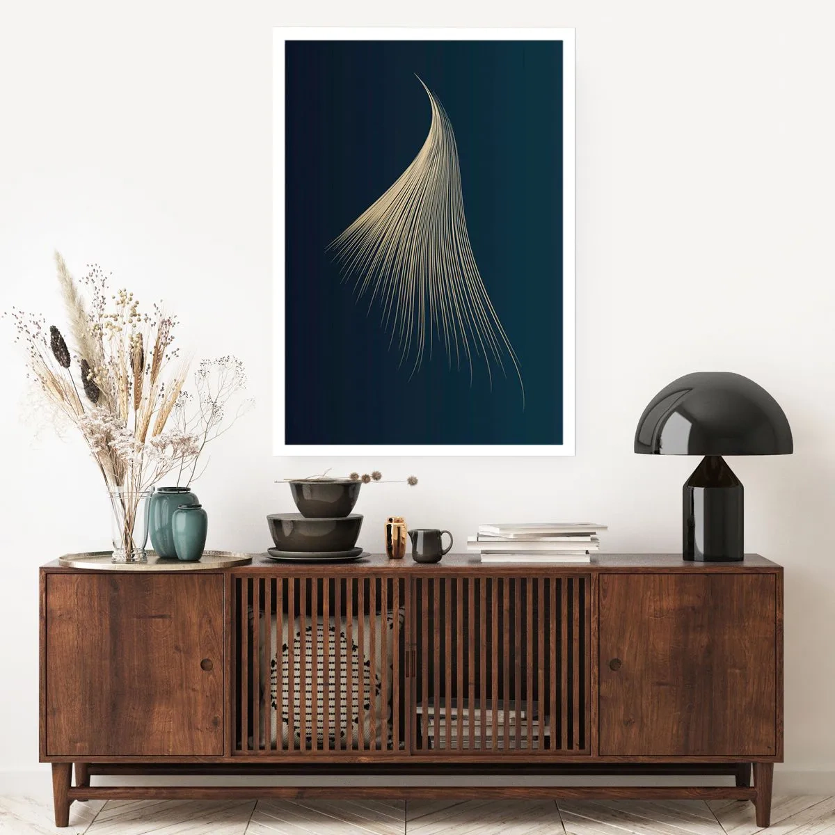 Poster - Eine goldene abstrakte Form, die einer Haarsträhne auf einem marineblauen Hintergrund ähnelt. - 50x70cm - Wie das Haar eines Engels - Moderne Wanddekoration für Wohnzimmer und Schlafzimmer ARTTOR