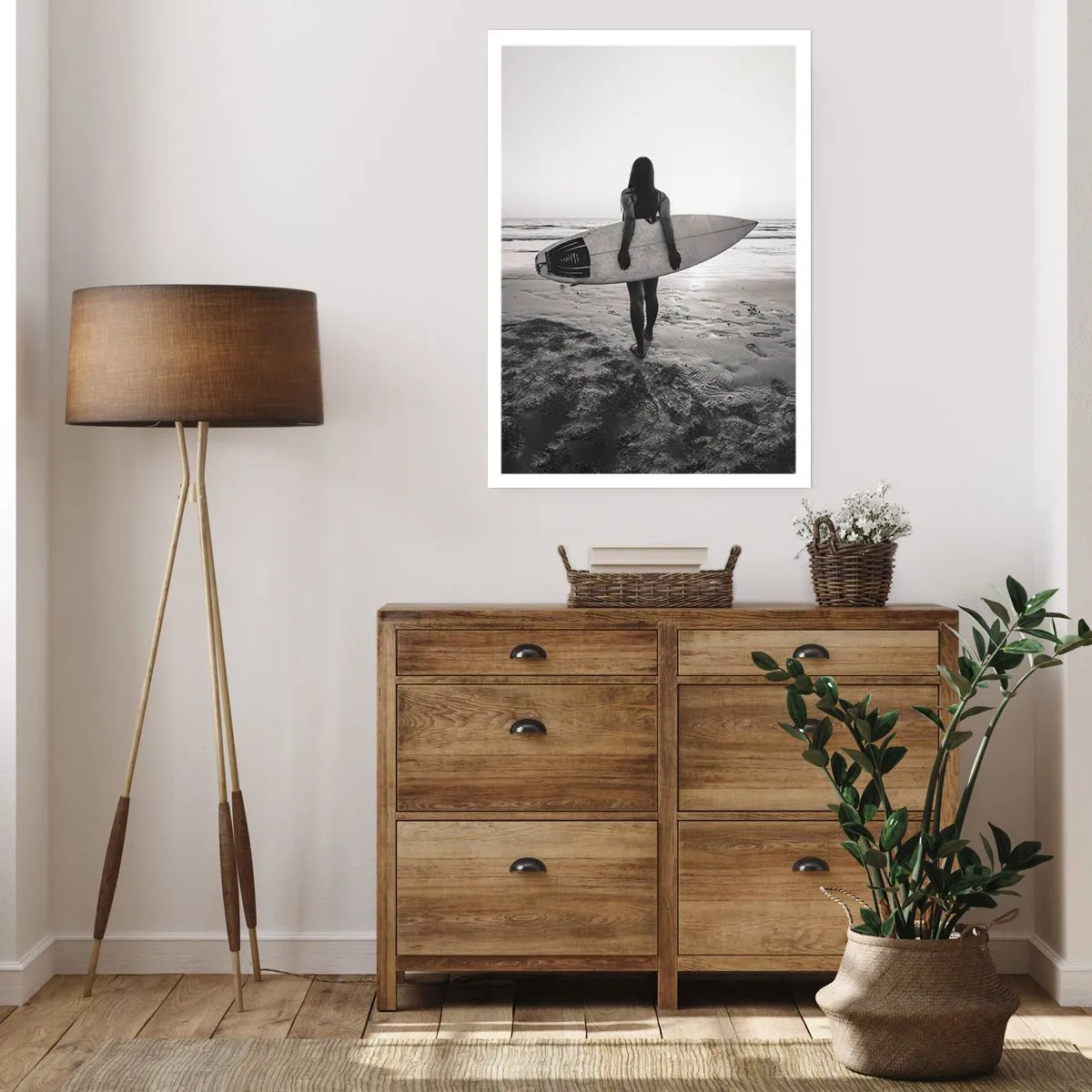 Poster - Frau mit Surfbrett am Strand bei Sonnenuntergang - 50x70cm - Die Tochter der Meereswelle - Moderne Wanddekoration für Wohnzimmer und Schlafzimmer ARTTOR