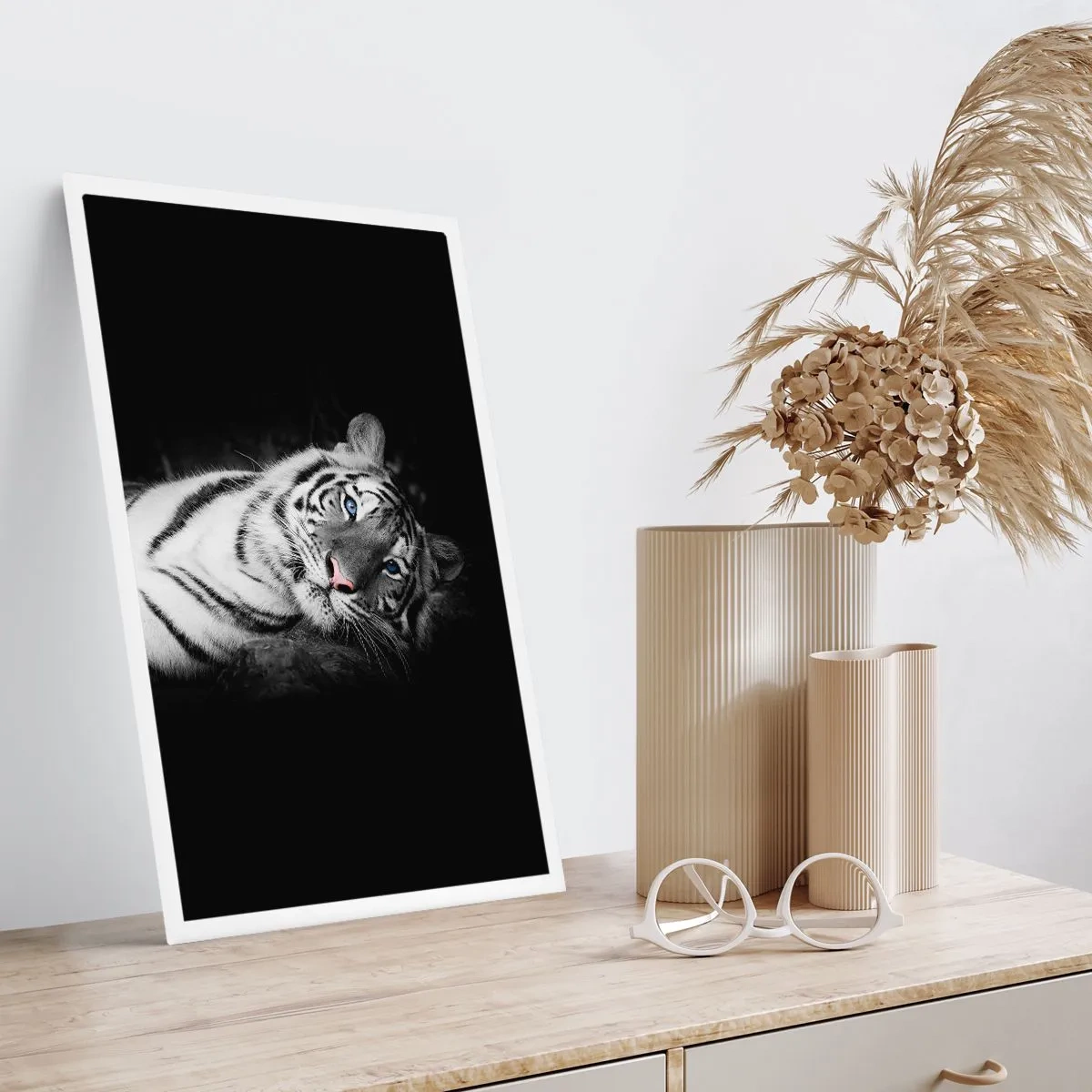 Poster - Ein weißer Tiger in einer kontrastierenden Aufnahme vor schwarzem Hintergrund - 50x70cm - Wildnis und Frieden - Moderne Wanddekoration für Wohnzimmer und Schlafzimmer ARTTOR