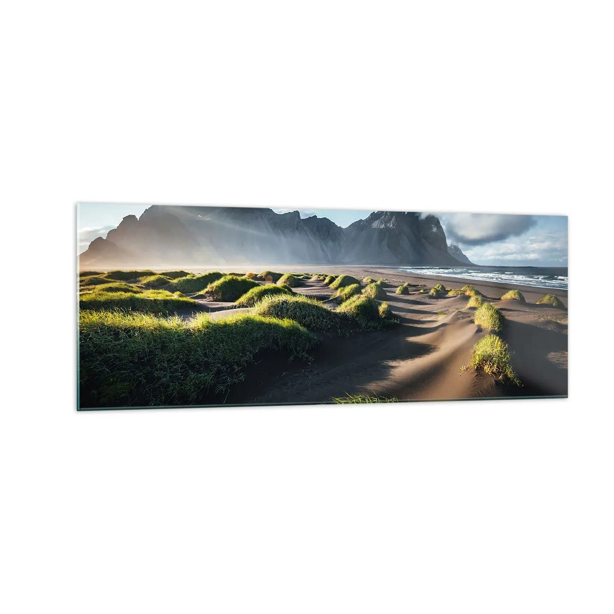 Glasbild - Bild auf glas - Grüne Dünen mit Bergkulisse unter blauem Himmel - 140x50cm - Harmonie der Elemente - Moderne Wanddekoration für Wohnzimmer und Schlafzimmer ARTTOR