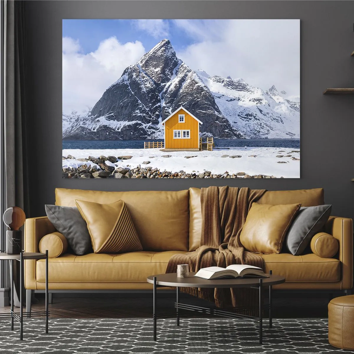 Glasbild - Bild auf glas - Ein gelbes Häuschen an einem Fjord mit schneebedeckten Bergen im Hintergrund - 120x80cm - Skandinavische Feiertage - Moderne Wanddekoration für Wohnzimmer und Schlafzimmer ARTTOR
