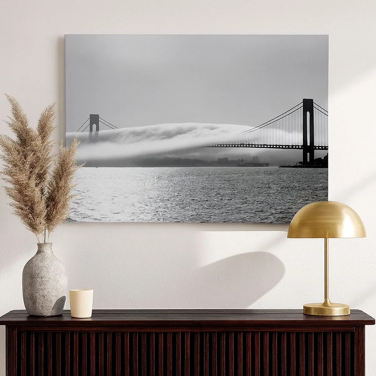 Bild auf Leinwand - Leinwandbild - Eine Brücke über Wasser, eingehüllt in Nebel in einer Schwarz-Weiß-Aufnahme - 70x50cm - Segeln durch das Goldene Tor - Moderne Wanddekoration für Wohnzimmer und Schlafzimmer ARTTOR