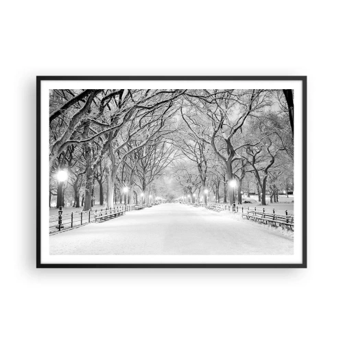 Poster in einem schwarzem Rahmen - Eine Winterallee mit schneebedeckten Bäumen in Monochrom - 100x70cm - Vier Jahreszeiten - Winter - Moderne Wanddekoration für Wohnzimmer und Schlafzimmer ARTTOR