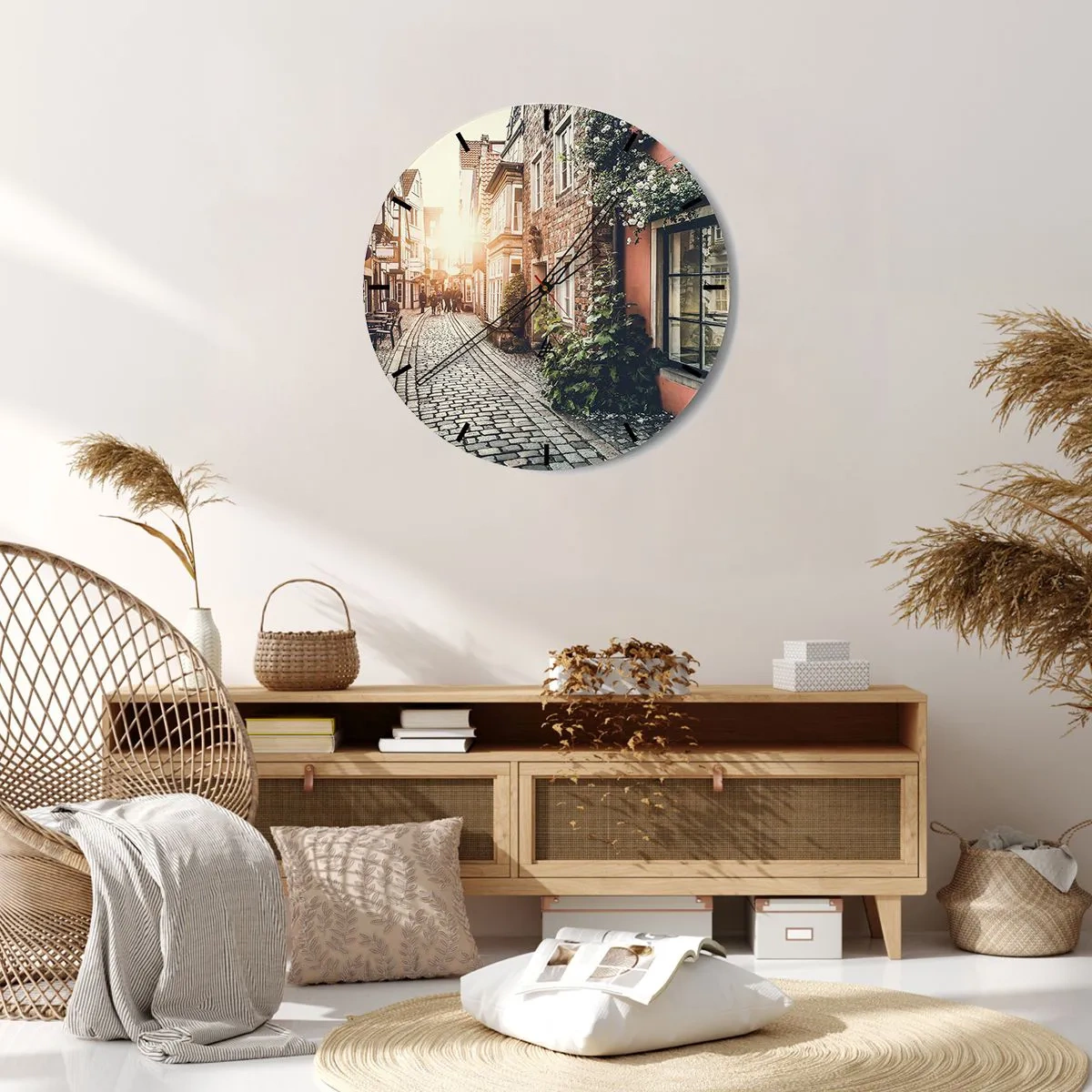 Wanduhr - Glasuhr - Eine malerische Straße mit Mietshäusern und Rosen im Abendlicht - 30x30cm - Rosenallee im rosa Schein - Moderne Wanddekoration für Wohnzimmer, Küche und Schlafzimmer ARTTOR