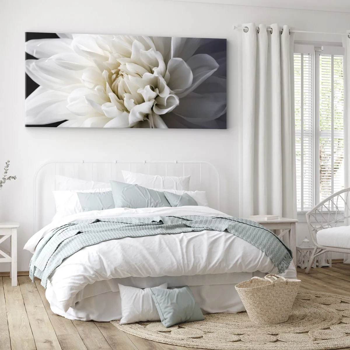 Bild auf Leinwand - Leinwandbild - Eine zarte weiße Blume auf schwarzem Hintergrund in einer eleganten Komposition - 160x50cm - Der Morgen der Braut - Moderne Wanddekoration für Wohnzimmer und Schlafzimmer ARTTOR