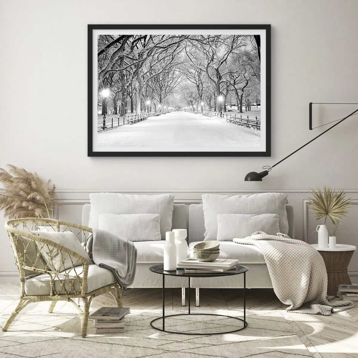 Poster in einem schwarzem Rahmen - Eine Winterallee mit schneebedeckten Bäumen in Monochrom - 70x50cm - Vier Jahreszeiten - Winter - Moderne Wanddekoration für Wohnzimmer und Schlafzimmer ARTTOR