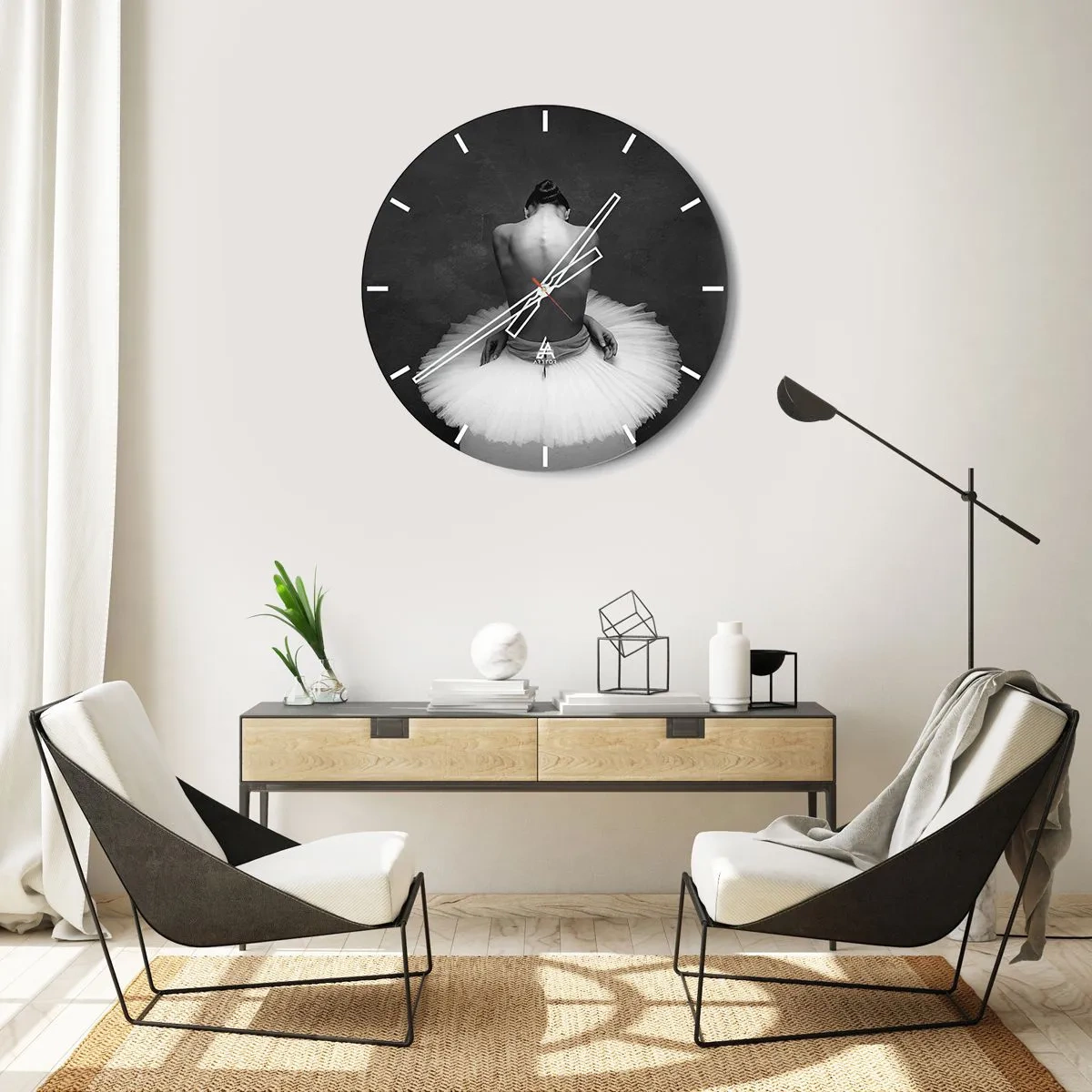 Wanduhr - Glasuhr - Eine Tänzerin im Tüllrock sitzt rückwärts in Schwarz und Weiß - 30x30cm - Es blüht gerade - Moderne Wanddekoration für Wohnzimmer, Küche und Schlafzimmer ARTTOR