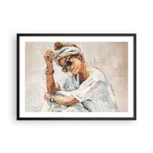 Poster in einem schwarzem Rahmen - Porträt einer Frau mit Sonnenbrille vor einer hellen Wand - 70x50cm - Porträt in voller Sonne - Moderne Wanddekoration für Wohnzimmer und Schlafzimmer ARTTOR