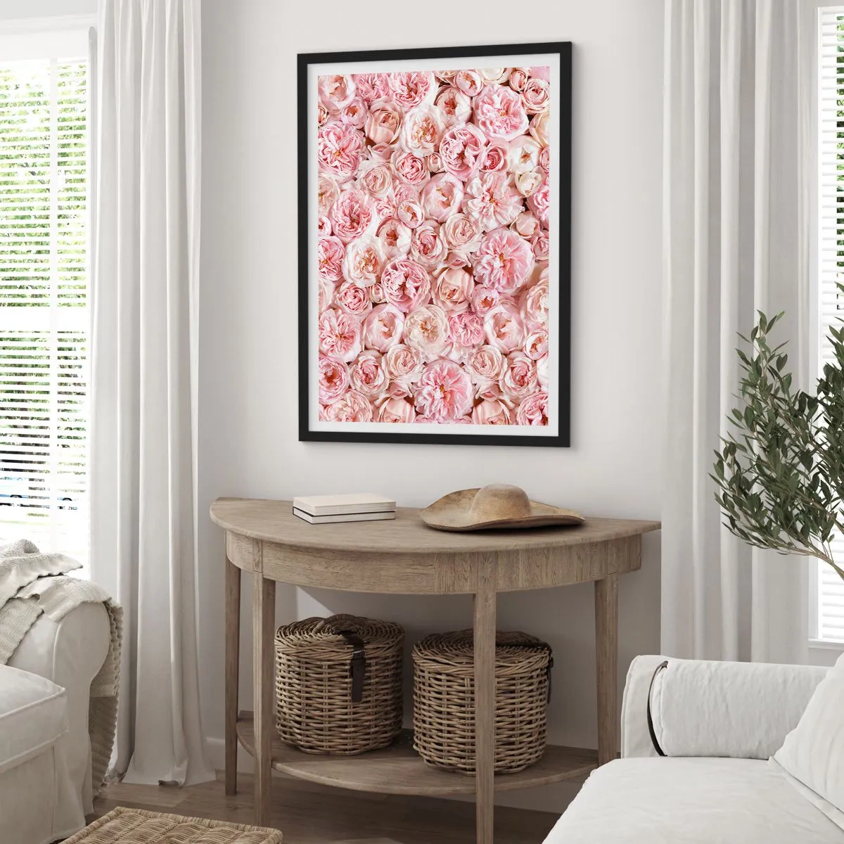Poster in einem schwarzem Rahmen - Ein romantisches Arrangement aus rosa Blumen in Nahaufnahme - 50x70cm - Auf Rosen gebettet - Moderne Wanddekoration für Wohnzimmer und Schlafzimmer ARTTOR