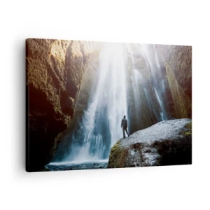 Bild auf Leinwand - Leinwandbild - Eine Figur vor der Kulisse eines majestätischen Wasserfalls in einer felsigen Schlucht - 70x50cm - Wiederherstellung der Proportionen - Moderne Wanddekoration für Wohnzimmer und Schlafzimmer ARTTOR
