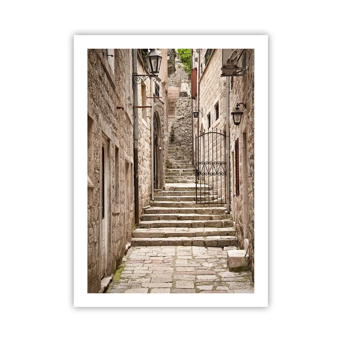 Poster - Eine Steinstraße mit historischen Treppen und Laternen - 50x70cm - Eine magische alte Gasse - Moderne Wanddekoration für Wohnzimmer und Schlafzimmer ARTTOR