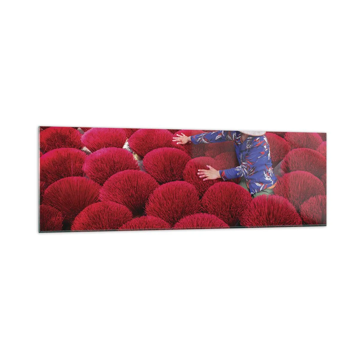 Glasbild - Bild auf glas - Eine Frau mit traditionellem Hut zwischen roten Räucherstäbchen - 160x50cm - Im Reisfeld - Moderne Wanddekoration für Wohnzimmer und Schlafzimmer ARTTOR