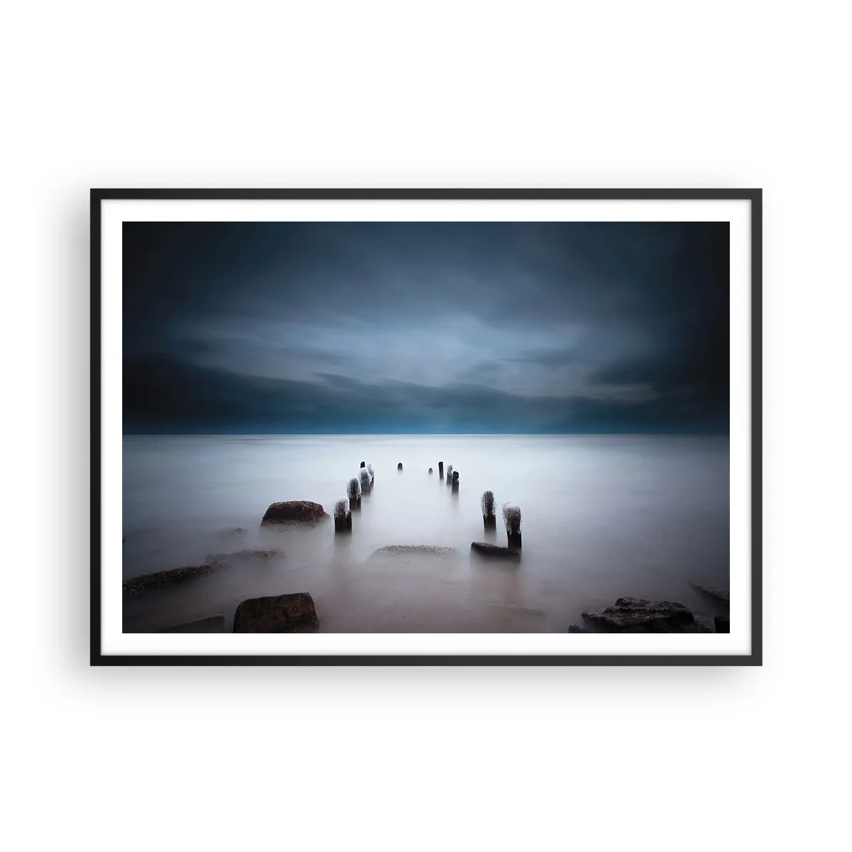 Poster in einem schwarzem Rahmen - Der alte Pier vor der Kulisse eines ruhigen Meeres - 100x70cm - Nachdenklicher See - Moderne Wanddekoration für Wohnzimmer und Schlafzimmer ARTTOR