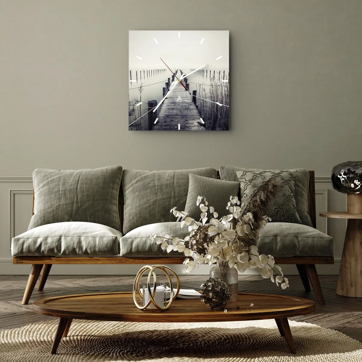 Wanduhr - Glasuhr - Eine Holzbrücke, die in einen nebligen Raum führt - 30x30cm - Tauchen Sie in Ruhe ein - Moderne Wanddekoration für Wohnzimmer und Schlafzimmer ARTTOR