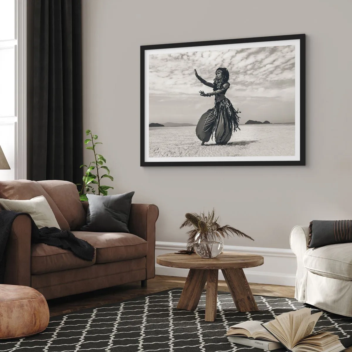 Poster in einem schwarzem Rahmen - Exotische Tänzerin vor Wüstenkulisse - 70x50cm - Der Tanz der südlichen Inseln - Moderne Wanddekoration für Wohnzimmer und Schlafzimmer ARTTOR