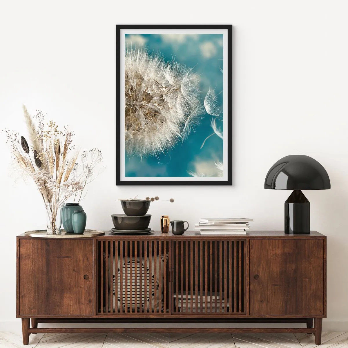 Poster in einem schwarzem Rahmen - Zarte Löwenzahnsamen auf blauem Hintergrund - 50x70cm - Engelsatem - Moderne Wanddekoration für Wohnzimmer und Schlafzimmer ARTTOR